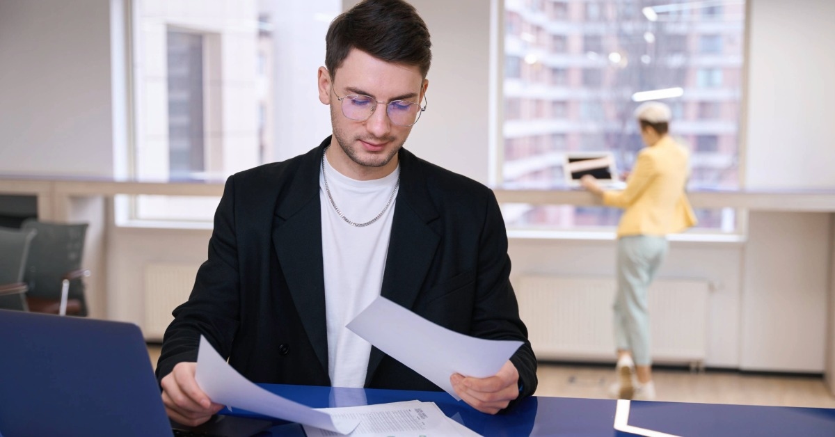 Empreendedor analisando documentação da sua empresa representando vantagens de ser mei