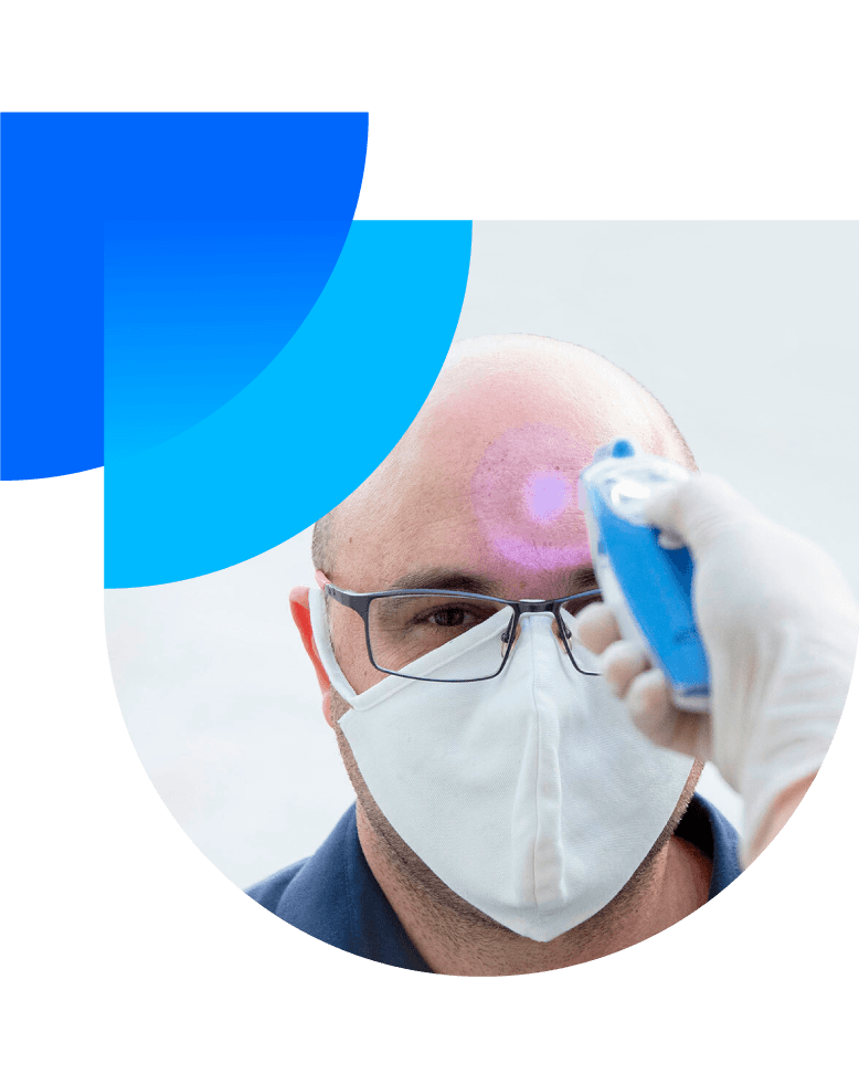 Rastreio Loggi em tempo real na tela de um celular e uma embarcadora Loggi com mais produtos vendidos para enviar para todo o Brasil