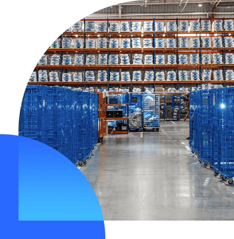 Rastreio Loggi em tempo real na tela de um celular e uma embarcadora Loggi com mais produtos vendidos para enviar para todo o Brasil